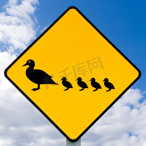 路标警告，鸭子与小鸭穿越