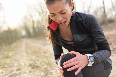运动损伤-膝盖疼痛的跑步健康女性
