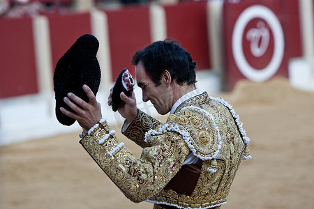 2011 年 10 月 1 日，西班牙哈恩省乌韦达，西班牙斗牛士曼努埃尔·耶稣“埃尔·西德”手持一只耳朵走向荣誉