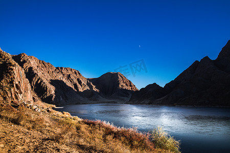 哈萨克斯坦阿拉木图地区伊犁河的苏塞特岩石风景如画