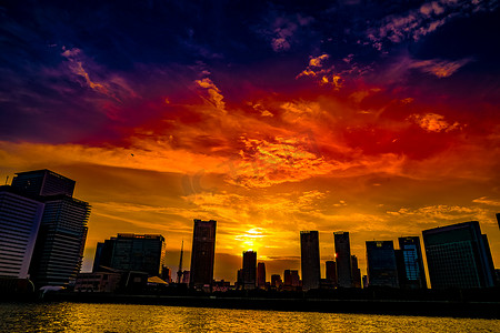 从东京湾看到的东京市景和夜景