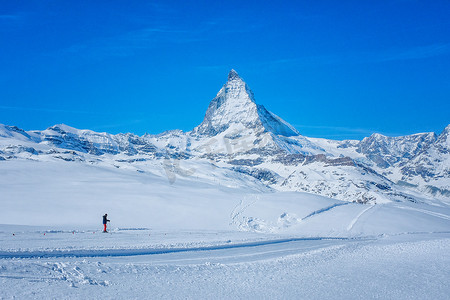 滑雪者看到策尔马雪山马特宏峰的美丽景色