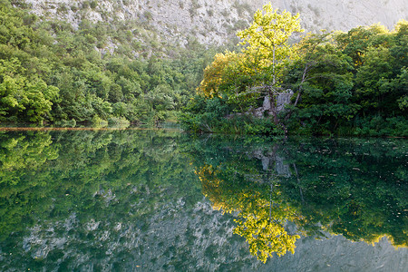 阿普利亚660摄影照片_克罗地亚斯普利特附近河上的美丽倒影