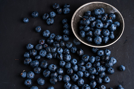用于健康饮食和营养的陶瓷碗概念中的蓝莓抗氧化有机超级食品