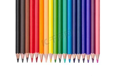 一排彩色铅笔隔离在白色