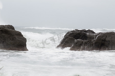 波涛汹涌的大海，海浪拍打着岩石