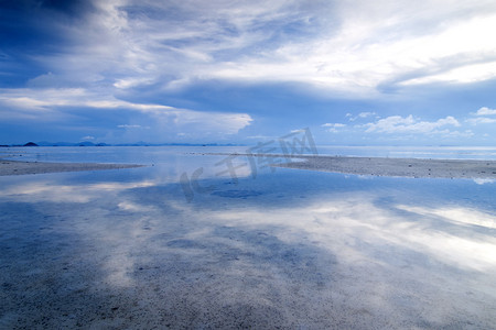 大气宣传册摄影照片_具有美丽反射的热带海滩