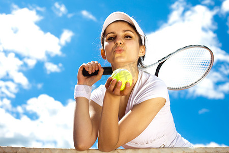 夏天打网球的女人