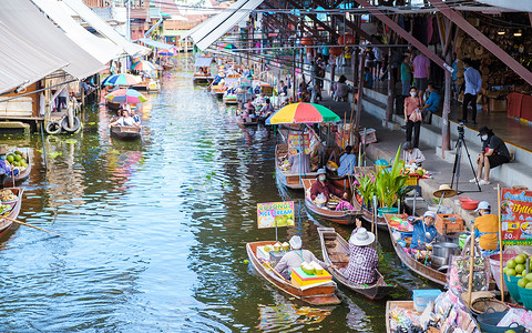水上滑梯线稿摄影照片_人们在 Damnoen saduak 水上市场，曼谷泰国