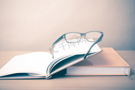 一组书和眼镜