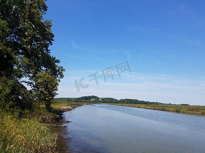 河流或湖水和蓝天和草地