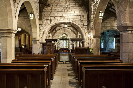 拱形摄影照片_显示中心岛和长椅的教堂内部