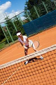 熊猫主题活动摄影照片_女人打网球，夏季饱和主题