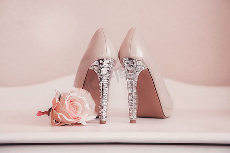 婚鞋粉色高跟玫瑰花蕾女士桌上立