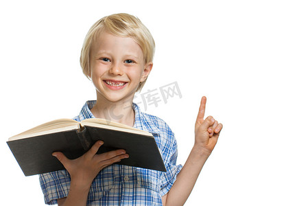 快乐的男孩拿着书指着