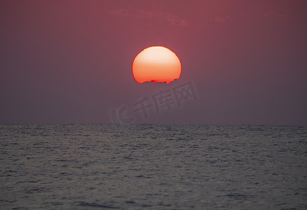 大海上的大太阳日出