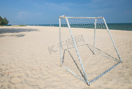 足球球门摄影照片_海滩上的足球球门