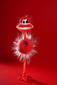 红色大嘴唇摄影照片_带有糖果热嘴唇的有趣的红色鸵鸟玩具