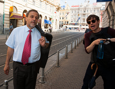 milan摄影照片_萨格勒布市长 Milan Bandić 在城市街道上。