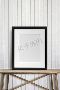 白色画框画框摄影照片_在木桌上的黑色画框