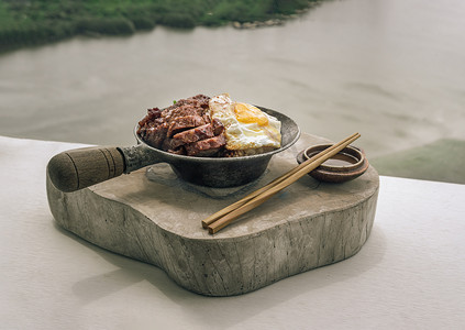米饭配红叉烧、煎蛋和清蒸白菜，佐以红酱。
