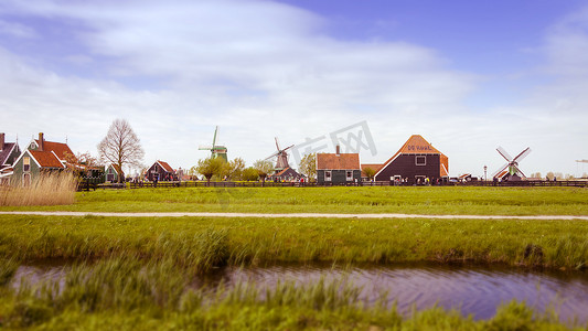 桑斯安斯风车村的风车和乡村房屋。