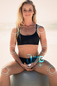 金发美女坐在沙滩上的健身球上对着镜头微笑的合成图像