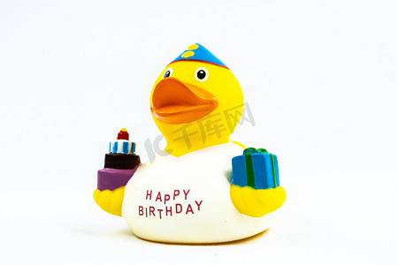 鸭子黄色摄影照片_生日快乐鸭子漂浮玩具蛋糕和礼物