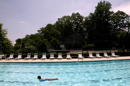 儿童学游泳摄影照片_学游泳的小男孩