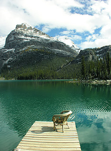 加拿大约霍国家公园奥哈拉湖木码头上的椅子