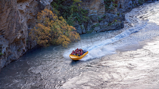 乘坐在峡谷的游人喷气船