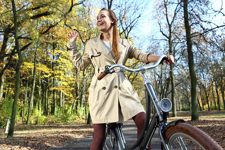 秋季自行车之旅中的快乐女人