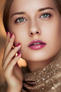 美容、化妆和魅力、美甲美女的面部肖像和紫色口红化妆，为奢侈化妆品、风格和时尚佩戴金色