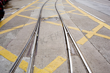 曲线黄色曲线摄影照片_有黄色路标的街道铁路