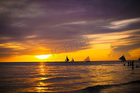 长滩岛地平线上色彩缤纷的美丽夕阳与帆船