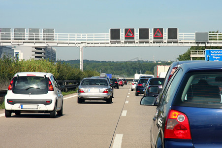 德国高速公路上堵车的汽车