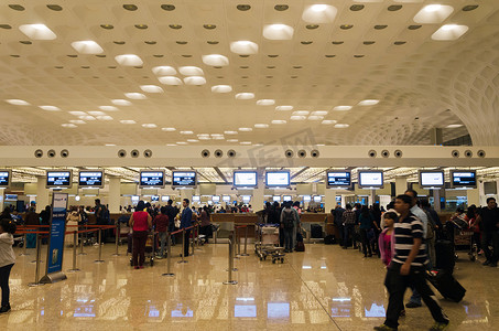 印度孟买-2015 年 1 月 5 日：贾特拉帕蒂·希瓦吉国际机场的人群。