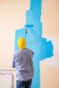 在家刷墙的画家人