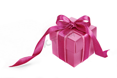 白色背景上有粉色丝带的粉色礼品盒