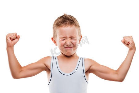 显示手二头肌肌肉力量的微笑的体育儿童男孩