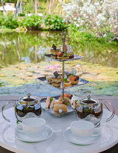 在水塘喝下午茶，在泰国热带花园喝下午茶