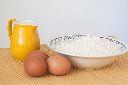糕点培训摄影照片_一罐牛奶、鸡蛋和面粉