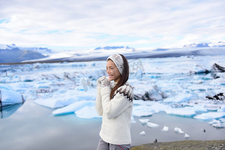 冰岛旅游游客在冰岛享受自然景观 Jokulsarlon 冰川泻湖。