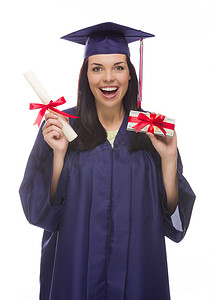 持有文凭的女毕业生和成百上千的礼品包装