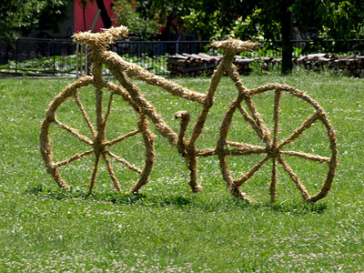 草坪上的稻草自行车雕塑