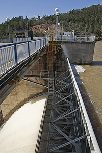 720暴雨摄影照片_水闸泄水机制细节，Puente Nuevo 水库暴雨后将水排到西班牙安达卢西亚科尔多瓦附近的瓜迪亚托河