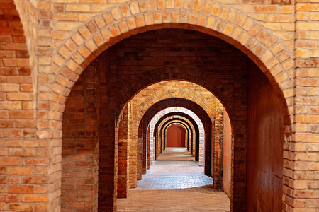 走廊文化墙摄影照片_长拱形通道的图像