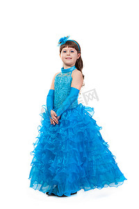 艾莎公主摄影照片_穿着公主裙的可爱微笑小女孩的画像