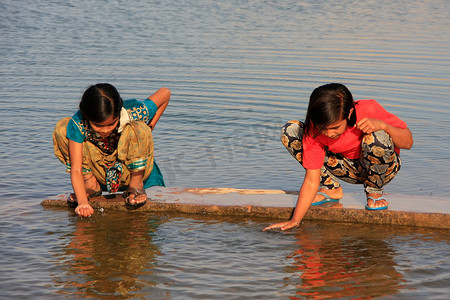 水库大鱼头摄影照片_印度 Khichan 村水库饮水的当地儿童