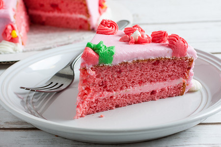 红色蛋糕摄影照片_草莓千层蛋糕